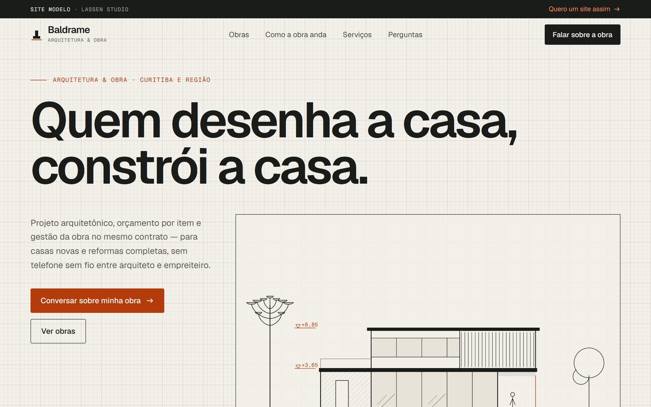 Home da Baldrame, escritório fictício de arquitetura e obra: papel quadriculado, título “Quem desenha a casa, constrói a casa.” e o começo do desenho técnico da fachada, com cotas de nível e uma araucária.