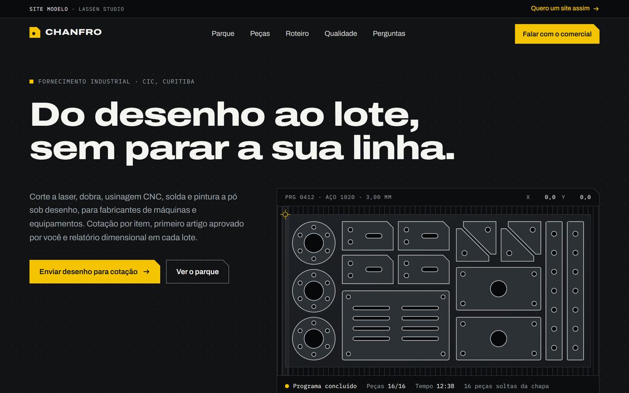 Home da Chanfro, fornecedor industrial fictício: fundo quase preto, título “Do desenho ao lote, sem parar a sua linha.”, botão amarelo de cotação e a mesa do laser com dezesseis peças cortadas e o aviso “Programa concluído”.