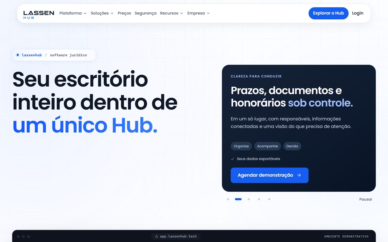 Home do Lassen Hub: fundo branco, título “Seu escritório inteiro dentro de um único Hub.” com o fim em azul e, abaixo, um cartão escuro sobre prazos, documentos e honorários com o botão de agendar demonstração.